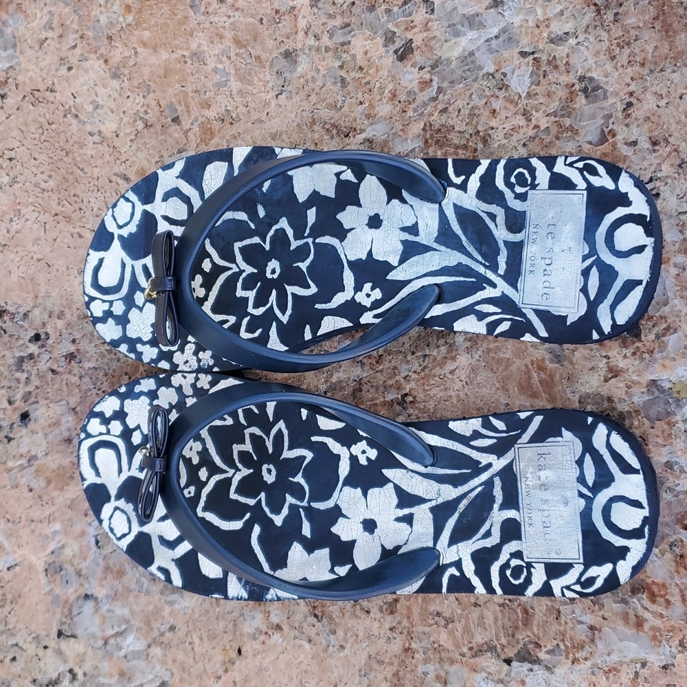 Kate Spade black and white flip flops size 6
